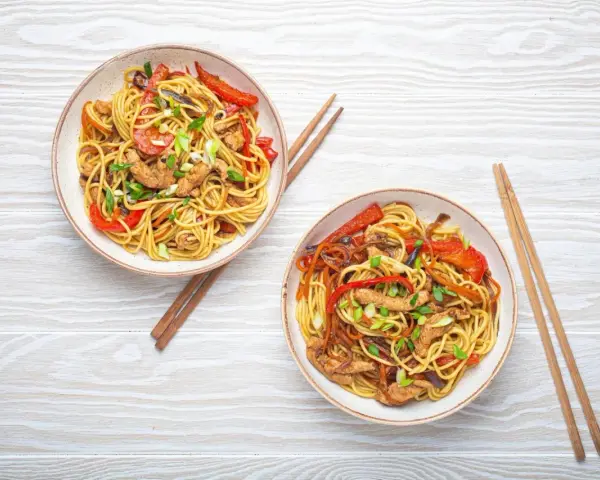 Makaron Chow Mein: Skład, Lo Mein, wybór i przepis. Poznaj sekrety!