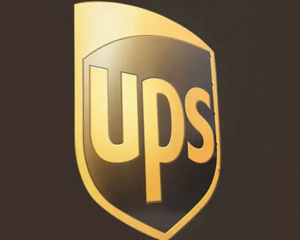 Logo UPS dorato su sfondo scuro. Informazioni sullo stipendio corriere UPS.