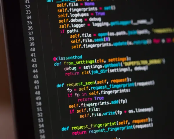 Codezeilen in der Python-Programmiersprache, die auf einem dunklen Bildschirm angezeigt werden.