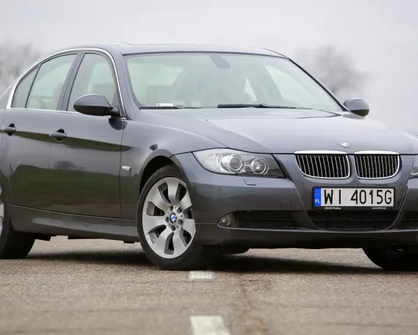 Szary sedan BMW E90 na drodze. Zastanawiasz się, jaki silnik ma to BMW E90?