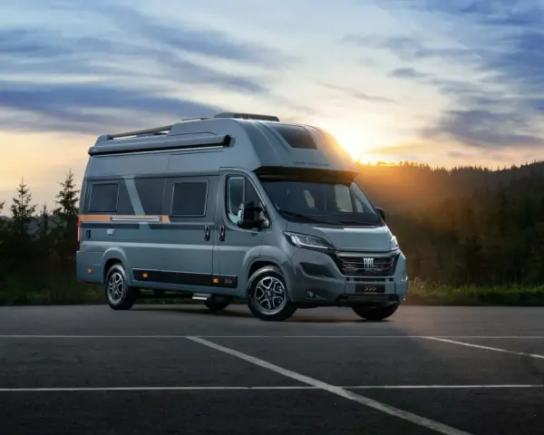 Nowy kamper dla emeryta, idealny na podróże po Europie. Szary Fiat Ducato z wygodnym wnętrzem, gotowy na przygody.