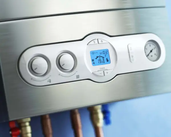 Caldaia moderna con display digitale che mostra la temperatura e la pressione acqua termosifoni.