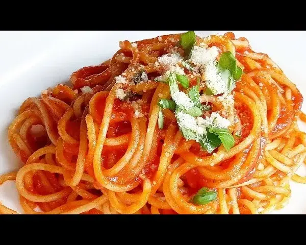 Szybkie spaghetti z passaty: przepis i triki na idealny sos