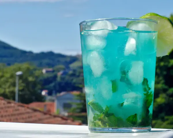 Orzeźwiający drink z blue curacao i sokiem jabłkowym na lato