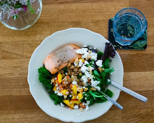 Laxskål med krispig grönkål, frukt, nötter och ost. En hälsosam måltid med 30g protein.