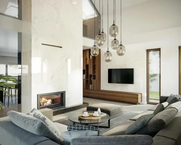 Nowoczesny salon z kominkiem i marmurową ścianą. Wygodna sofa i stolik kawowy tworzą przytulną przestrzeń. Projekt homekoncept 13 energo.