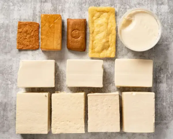 Różne rodzaje tofu: twarde, miękkie, wędzone i smażone. Z czego powstaje tofu? Z soi!