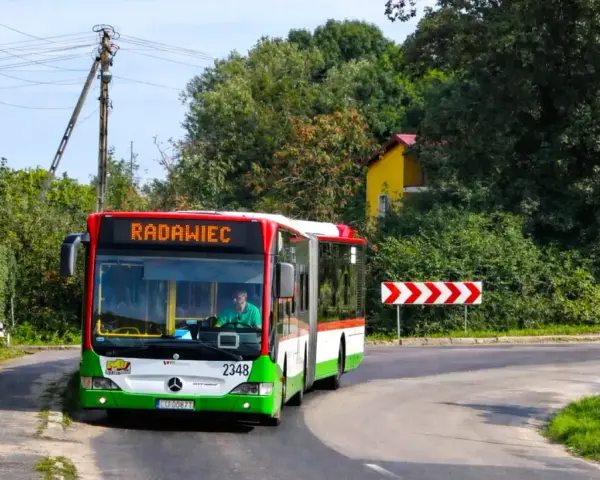 Autobus linii 43 jedzie do Radawca. Na drodze znak "Urząd Gminy".