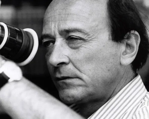 Regista con cinepresa, pronto a catturare storie per un **free cinema** che parla a tutti.