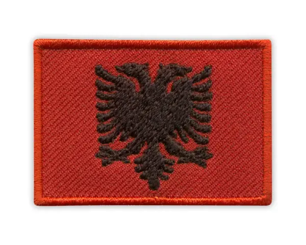 Naszywka z dwugłowym czarnym orłem na czerwonym tle – flaga Albanii.