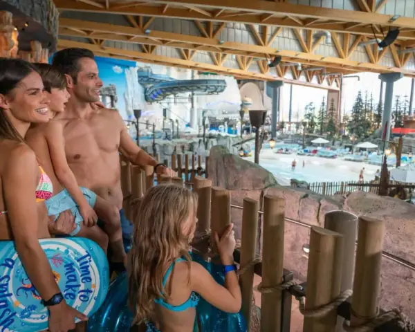 Familie blickt auf eine riesige Wasserlandschaft mit Rutschen und Wellenbad. Die rulantica erweiterung verspricht Spaß für Groß und Klein.