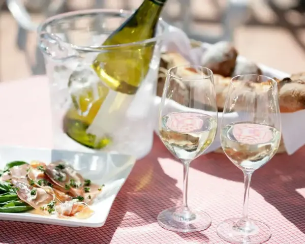 Idealne na letni dzień: schłodzony sauvignon blanc, jakie to wino, z przystawką i świeżym pieczywem.