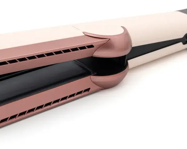 Nowa prostownica Dyson Airstrait w kolorze różowego złota i beżu, z technologią zapewniającą idealnie proste włosy.