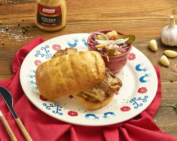Pyszny BLT z czeską musztardą Prymat, podany z surówką i czosnkiem. Idealny na szybki obiad.