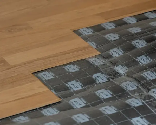 Układanie paneli podłogowych na podkładzie. Dowiedz się, jak naprawić uginające się panele, by podłoga była stabilna.