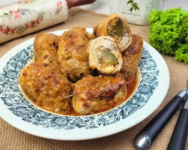 Roladki schabowe z ogórkiem i pieczarkami, idealne do sosu. Pytasz, czym faszerować roladki schabowe? Oto odpowiedź!