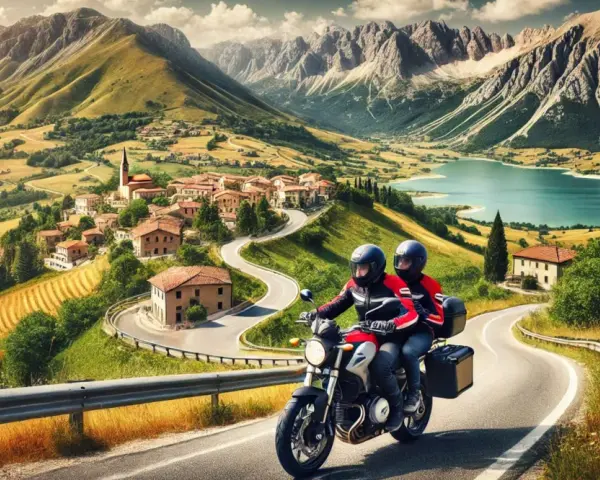 Coppia in moto esplora pittoreschi borghi italiani, serpeggiando tra montagne maestose e un lago cristallino.