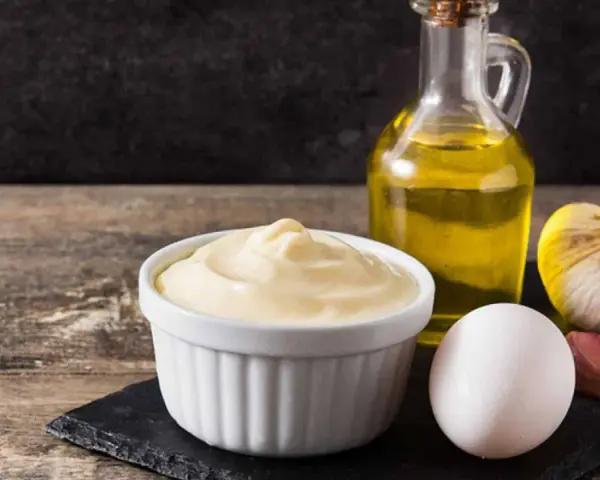 Cremige Aioli-Zutaten: Ei, Knoblauch, Olivenöl. Perfekt für die Schwangerschaft, wenn man auf rohe Eier verzichtet.