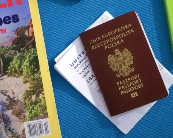Polski paszport i bilet lotniczy, gotowe na podróż do Kanady. Wiza nie jest potrzebna dla obywateli UE.