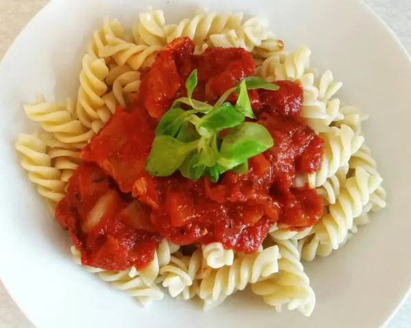 Fusilli z bogatym sosem passata pomidorowa, ozdobione świeżą zieleniną. Pyszne danie, które zadowoli każdego miłośnika włoskich smaków.