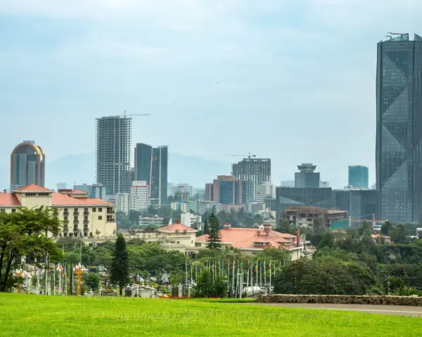 Etiopia miasto: nowoczesne wieżowce i tradycyjne budynki w otoczeniu zieleni.