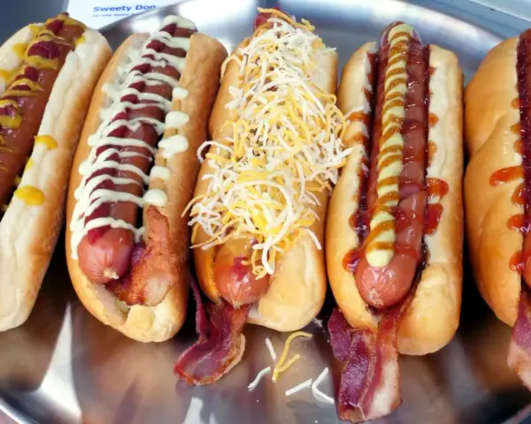 Pięć pysznych hot dogów z frytkownicy powietrznej, z bekonem, serem i sosami. Idealne na szybki posiłek.