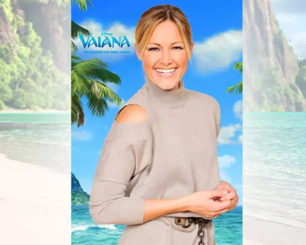Lächelnde Frau vor tropischer Kulisse mit Vaiana-Logo.