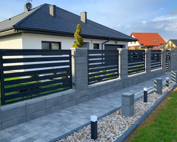 Najpierw kostka czy ogrodzenie - uniknij kosztownych błędów w budowie