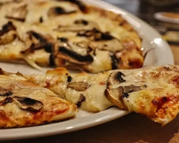 Pizza 42 cm: Ile kalorii? Sprawdź, co podbija Twój wynik!