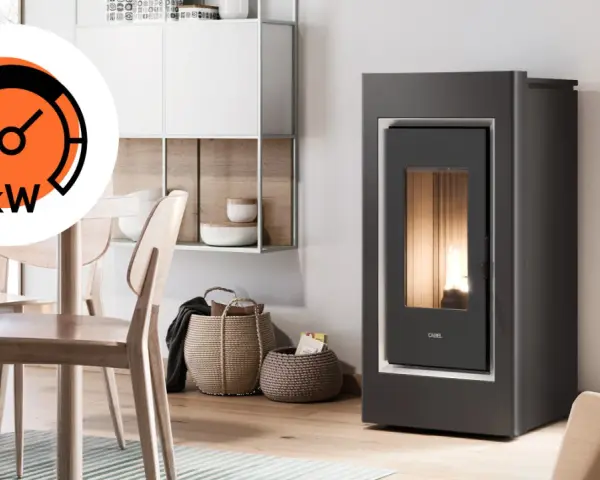 Stufa a pellet moderna con indicatore kW. La scelta del miglior legno per pellet garantisce efficienza e calore.