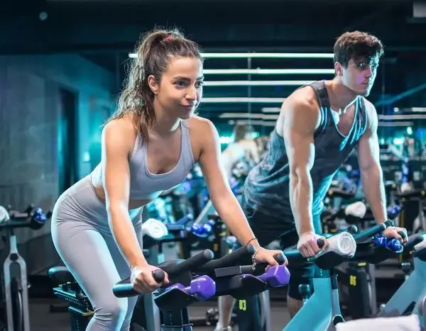 Ile kalorii spalisz na rowerku stacjonarnym przy 10 km jazdy?