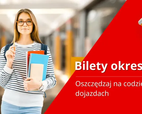 Młoda kobieta z zeszytami i ołówkiem, gotowa na podróż. Bilety okresowe na pociąg to oszczędność do 50% na codziennych dojazdach.