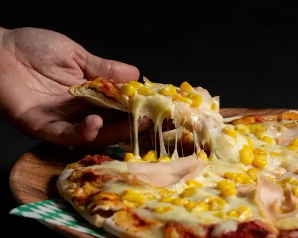 Sekret ciągnącej pizzy: jaki ser wybrać? Poradnik eksperta.