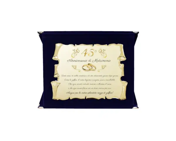 Złota tablica z napisem "45° Anniversario di Matrimonio" i obrączkami, osadzona na granatowym aksamicie. Gratulacje z okazji 45 rocznicy ślubu.