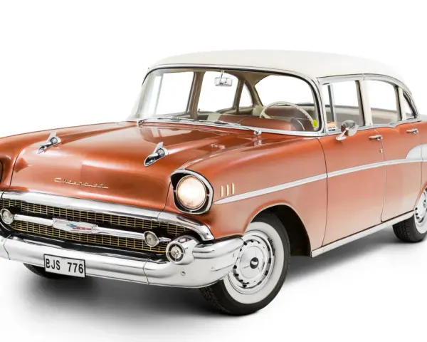 En glänsande orange och vit cheva 57, en ikonisk amerikansk klassiker, står redo för en tur.