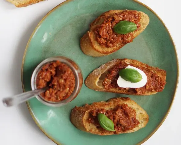 Pyszne bruschetty z domowym pesto pomidorowym, idealne na szybką przekąskę. Oto jak zrobić pesto pomidorowe!