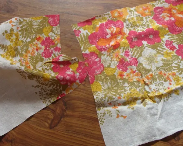 Kwiatowy materiał, gotowy na kimono wykrój. Różowe, żółte i pomarańczowe kwiaty na lnianym tle.