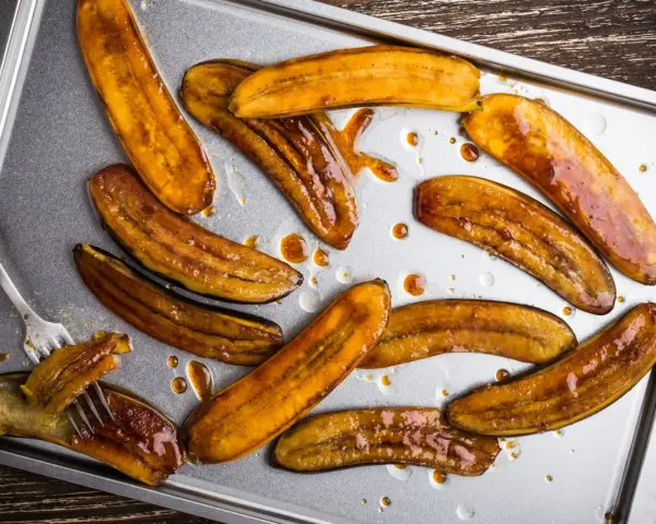 Banane mature caramellate su teglia, perfette per ricette veloci e golose.