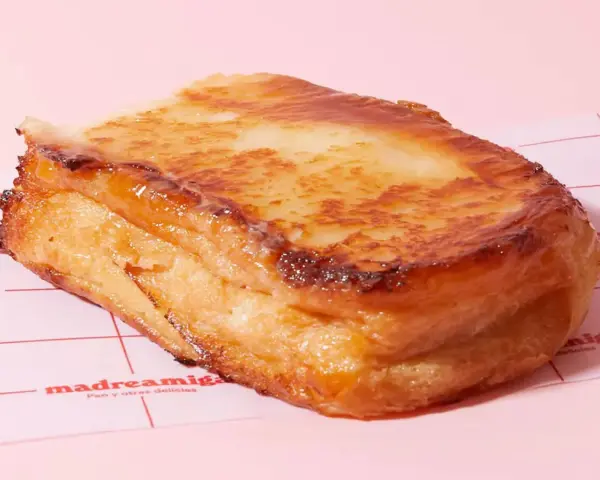 Torrijas al horno doradas y jugosas, con un glaseado brillante que invita a probarlas.