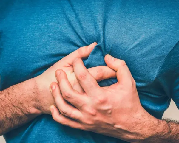 Ból pod lewą łopatką: Kiedy to alarm? Od mięśni po zawał serca
