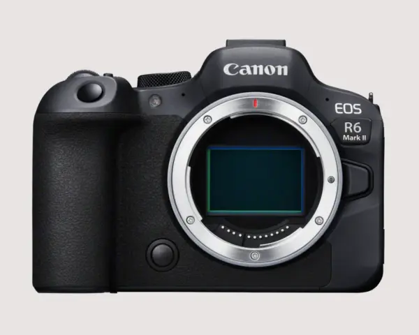 Czarny aparat Canon EOS R6 Mark II z widocznym sensorem.