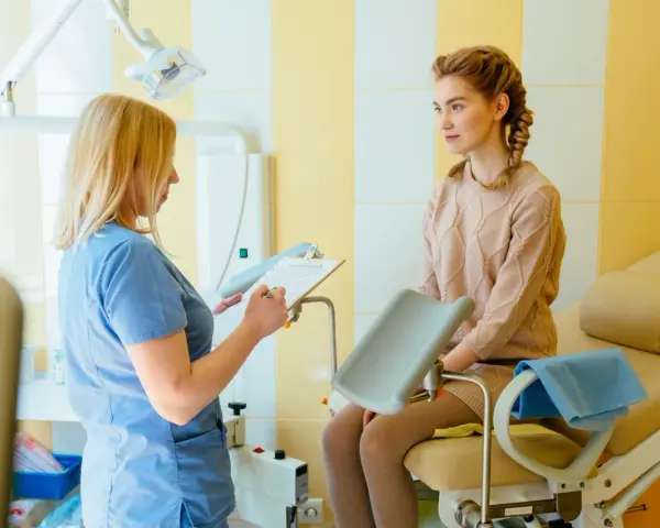 Lekarka omawia z pacjentką wyniki cytologii, która wykazała plamienie.