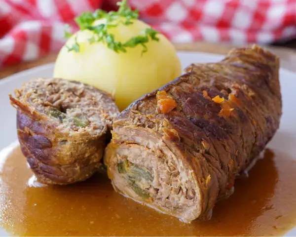 Herzhaftes Rouladen Rezept mit Kartoffelklößen und Soße. Ein Klassiker der deutschen Küche, der immer schmeckt.