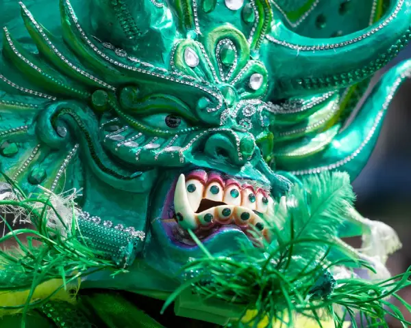 Grüne Maske mit funkelnden Steinen und Federn, ein Blickfang beim Carnival of Cultures Berlin.