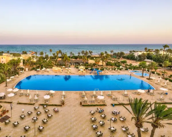 Basen hotelowy na Djerbie, idealny na wakacje. Dobre djerba castille opinie potwierdzają urok tego miejsca.