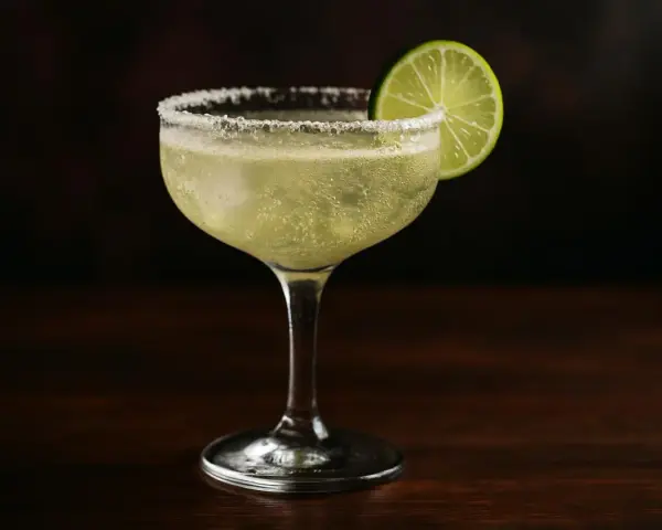 En svalkande margarita med saltkant och lime, perfekt för ett enkelt margarita recept.