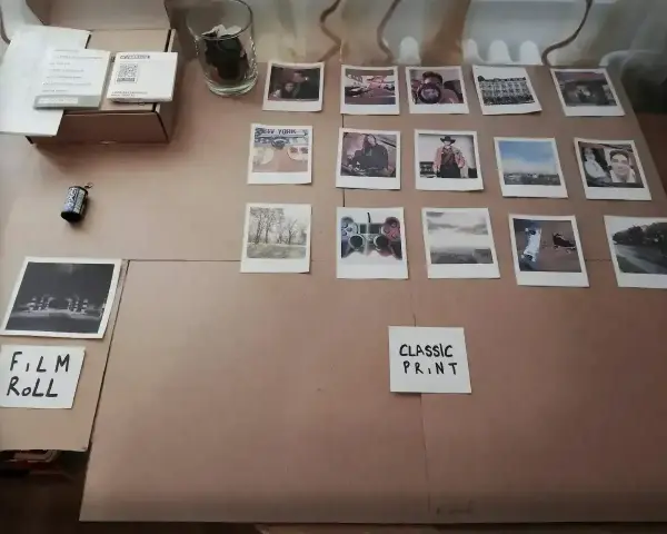Zdjęcia z Rossmanna, różne rozmiary. Od klasycznych odbitek po polaroidy, wszystko ułożone na brązowym tle.