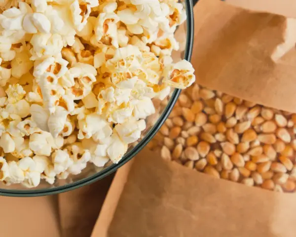 Czy koty mogą jeść popcorn? Poznaj ryzyko i zdrowe alternatywy