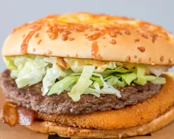 Burger Drwala z serem, sałatą, bekonem i panierowanym kotletem.