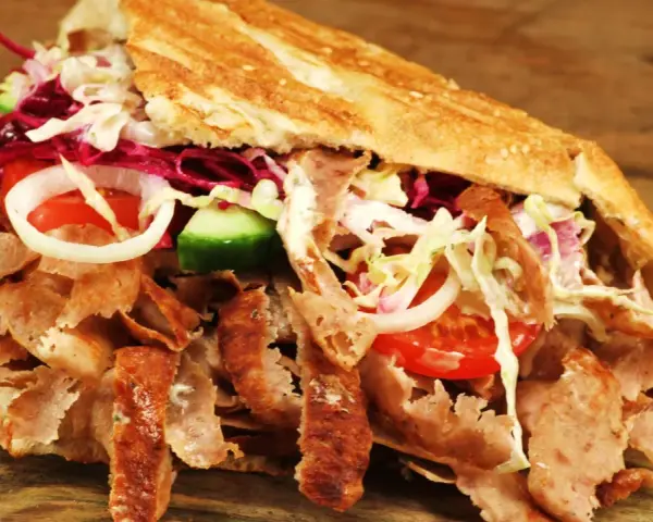 Kebab: Niezdrowy mit czy fakt? Poznaj składniki i zdrowsze opcje.